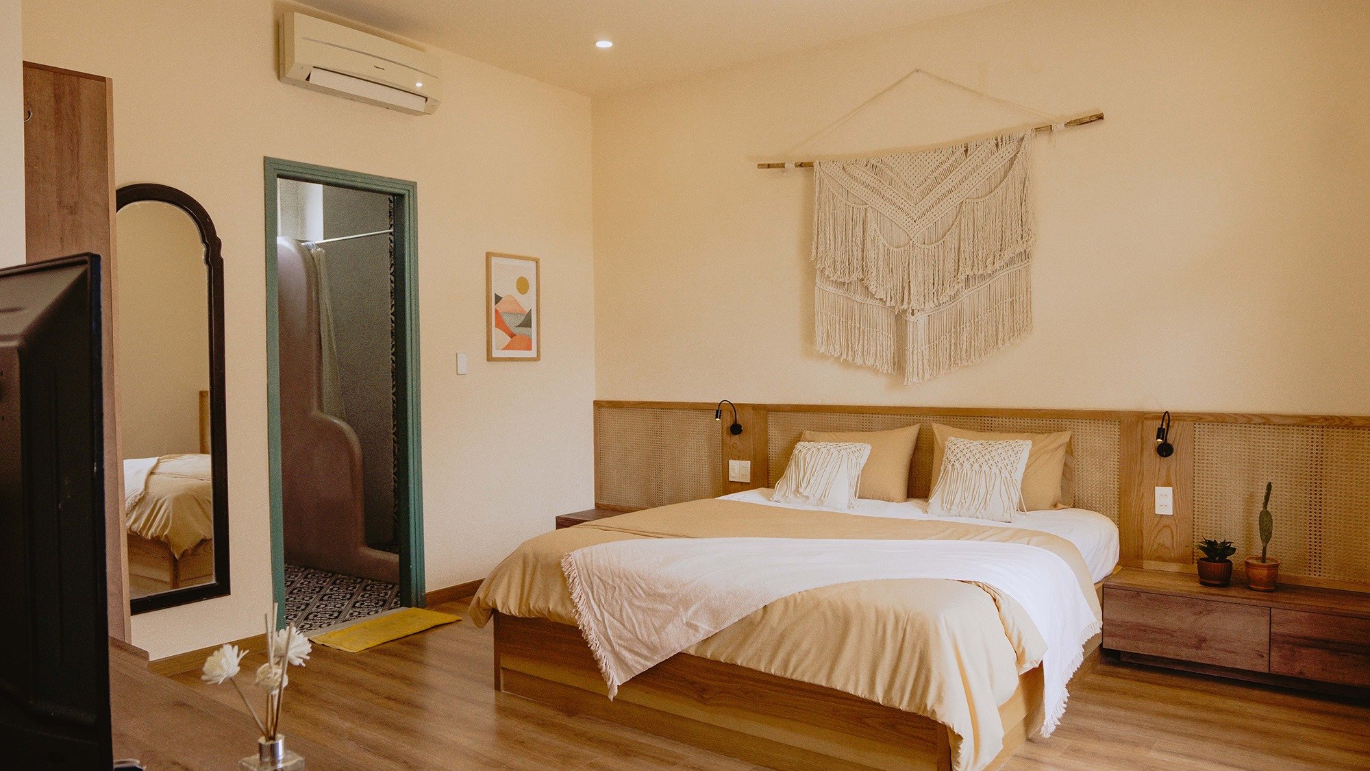 Persian Style Three Bedrooms Apartment for rent near Ba Le Market Hoi An