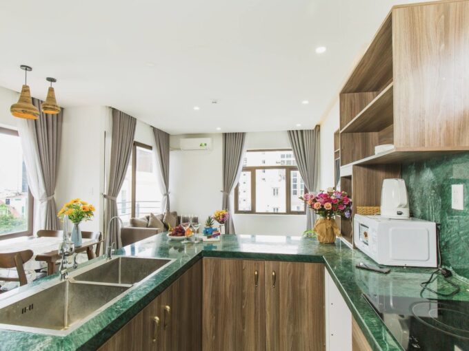 z2782766026421 372615f04f5fa78a7e120a816de11efe RENTED - Affordable 2 Bedroom Apartment with Pool and Bathtub