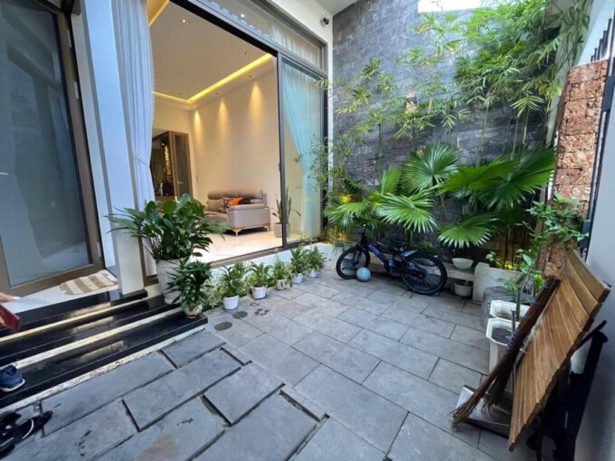 338140715 669014558567300 8248895796576443520 n Small garden 3 bedroom house for rent near Pham Van Dong street