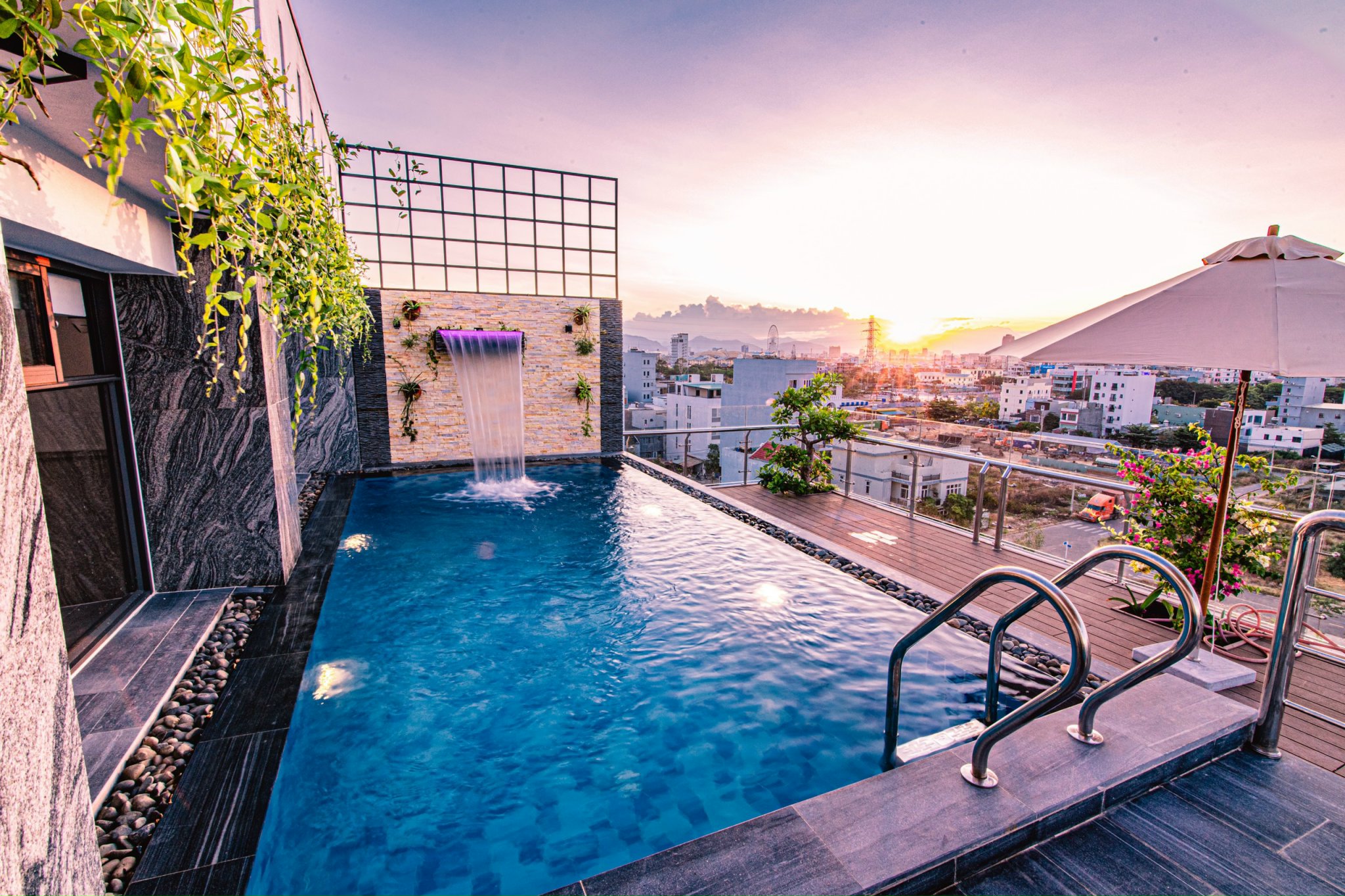 Introducing a Modern 2 Bedrooms Apartment with Rooftop Pool near My Khe Beach