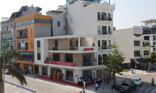 Bao Lao Dong Building corner view showing office floors and ground-floor commercial space in Da Nang