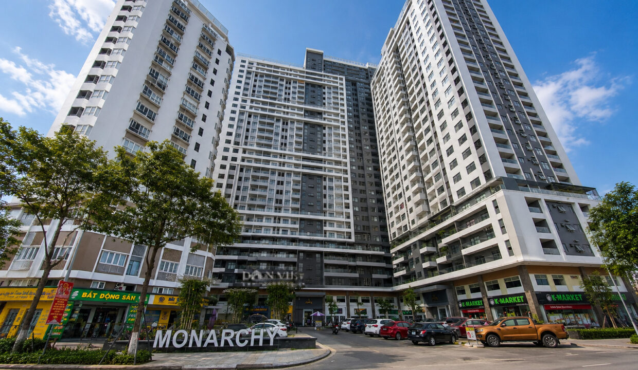 Monarchy Da Nang Block B apartment building beside the Han River